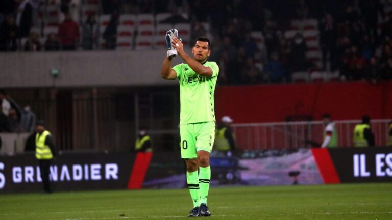 Walter Benitez bounces to Crystal Palace