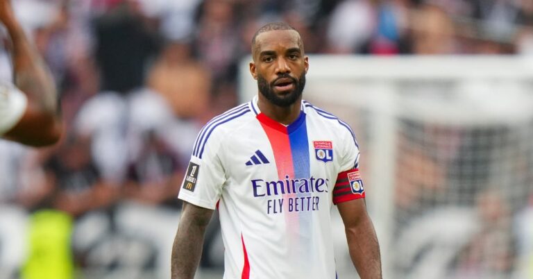 Alexandre Lacazette, it's official