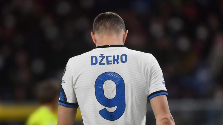 Edin Dzeko signs at La Fiorentina