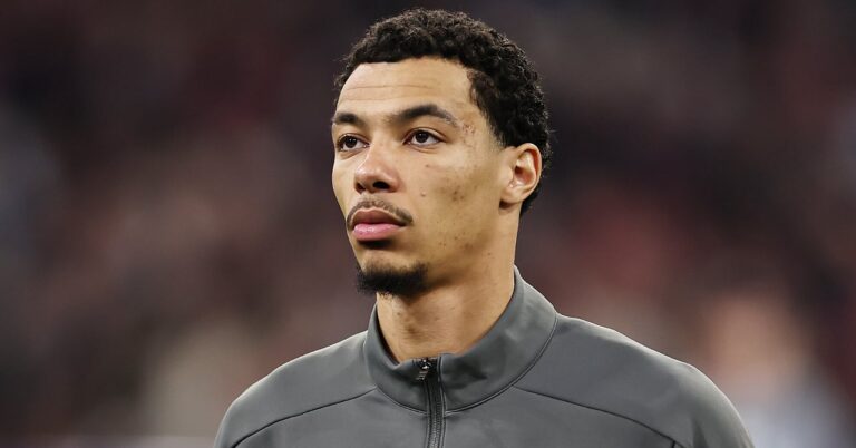 Ekitike sent to the bench!