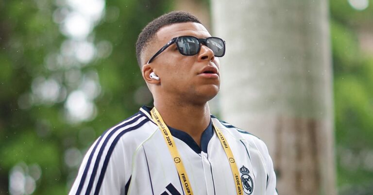 Kylian Mbappé as a couple with a famous actress?