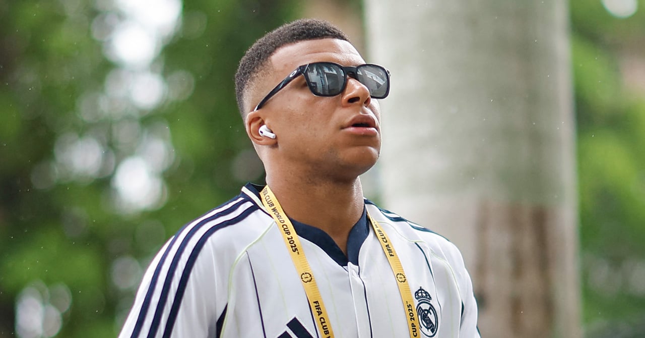 Kylian Mbappé as a couple with a famous actress?