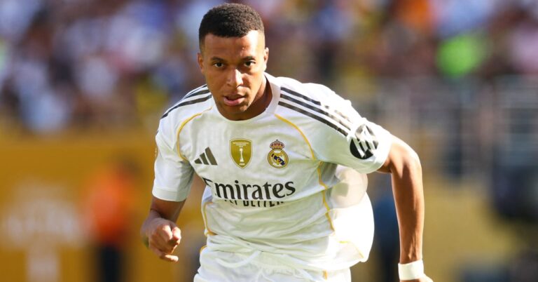 Mbappé, scorer… and retoucher at the FIFA service?
