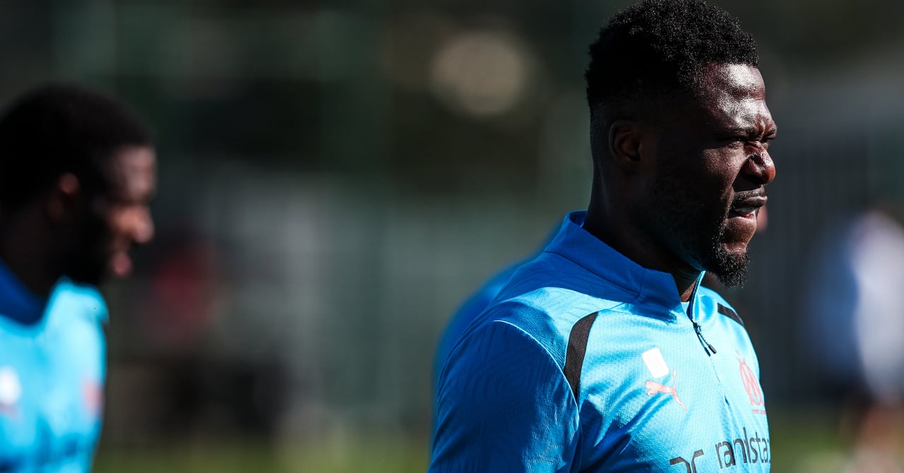 Mbemba persists and signs, at the risk of losing everything