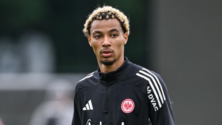 The transfer of Hugo Ekitike for 100 M € is completed!