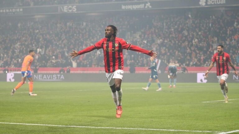 Villarreal looks at Evann Guessand