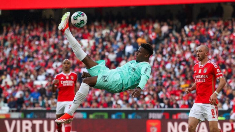 Wolfsburg rushes to Simon Banza