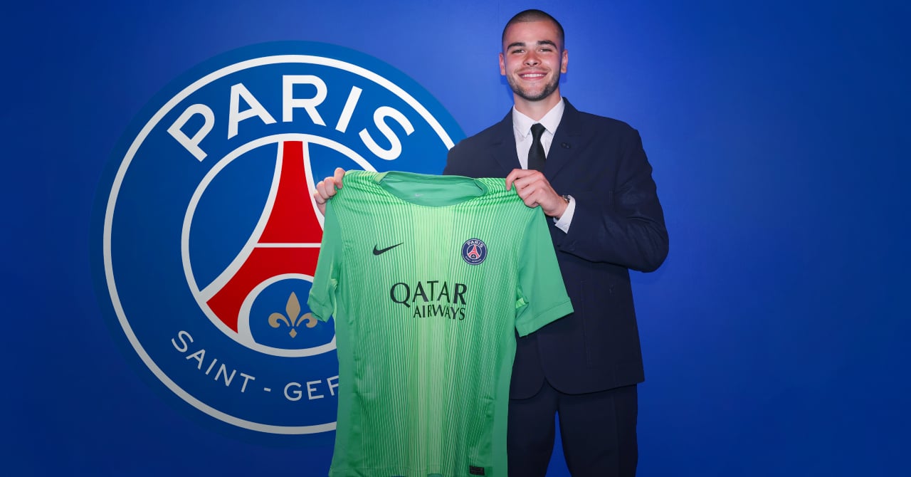 It's official, knight sign at PSG!