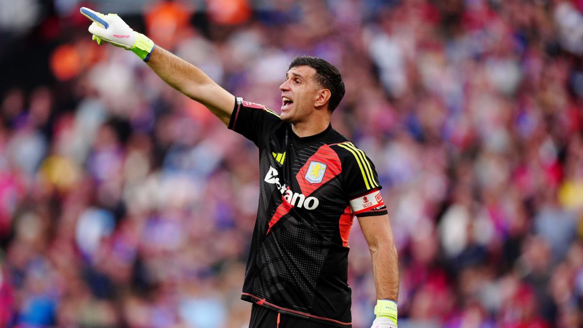 Aston Villa: the funny transfer window of Emiliano Martinez