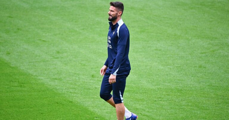 Giroud back to the Blues, the development
