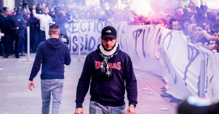 Knight-Donnarumma, the president of the Ultras Paris collective goes up to the niche