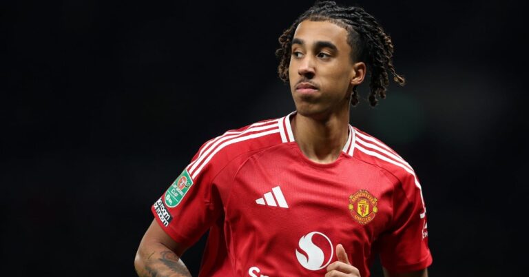 Leny Yoro Cash on Manchester United's difficulties