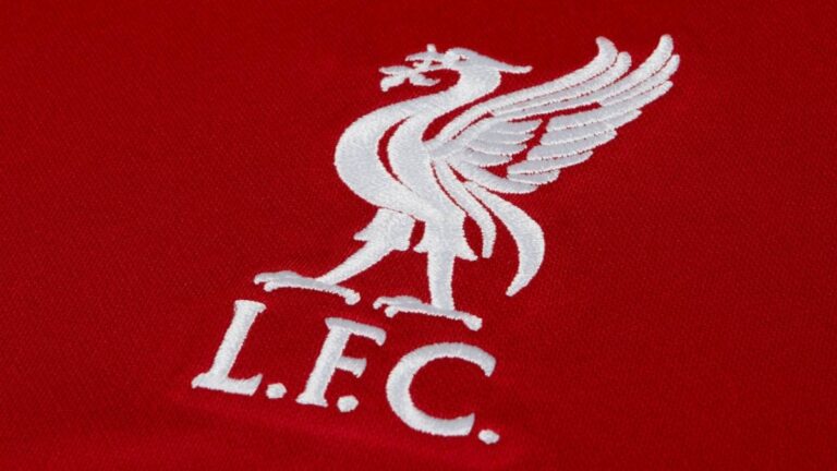 Liverpool unveils his brand new home jersey!