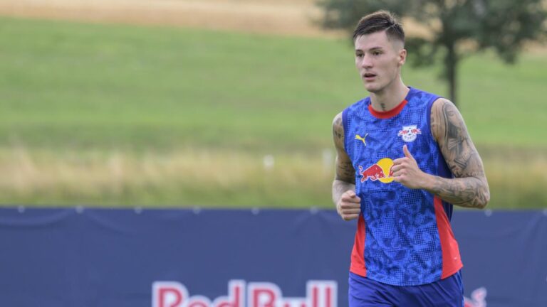 Manchester United completed the transfer of Benjamin Sesko