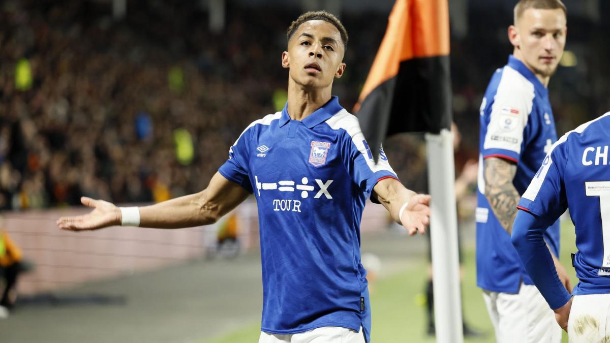 Nottingham Forest offers Omar Hutchinson