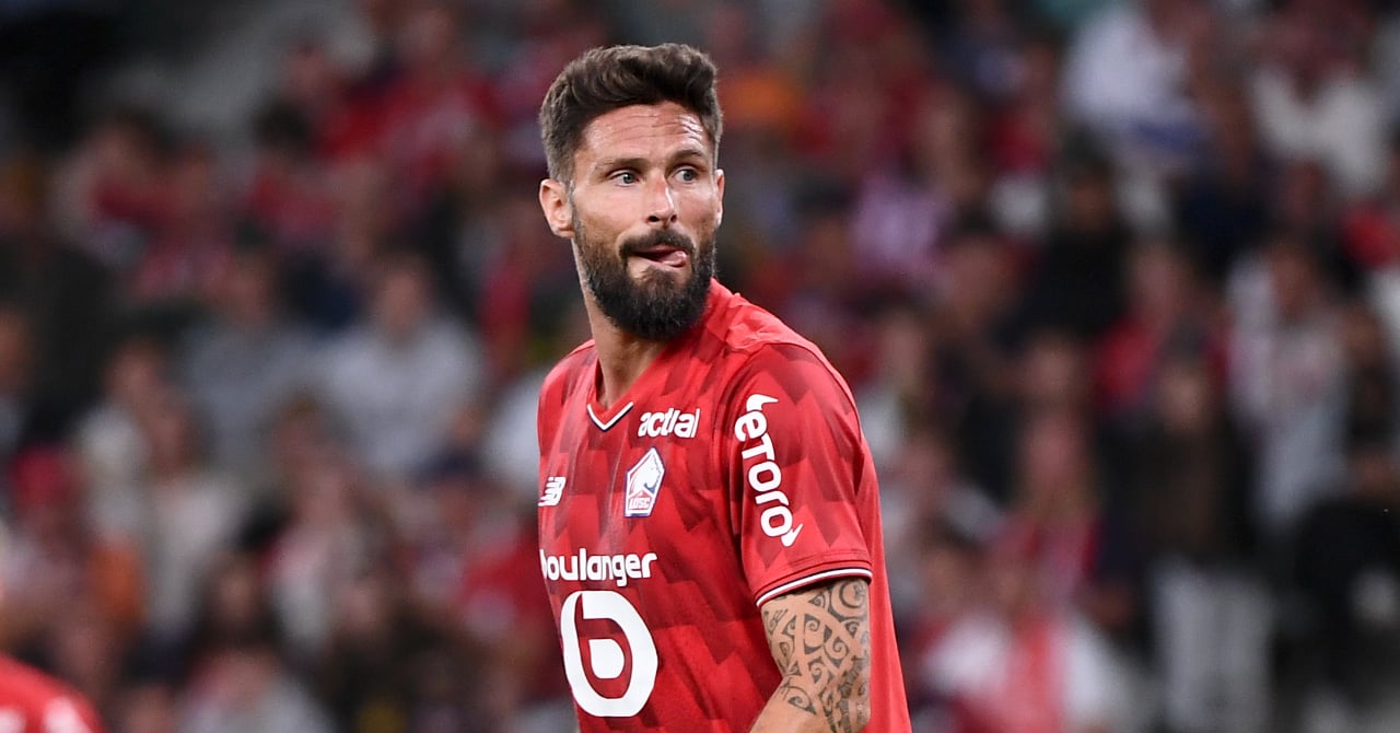 Olivier Giroud tackled by a legend of the Blues