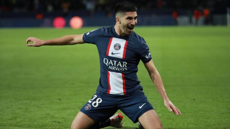 PSG blocks Carlos Soler