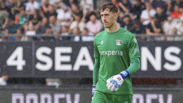 Sunderland recruits goalkeeper Robin Roefs