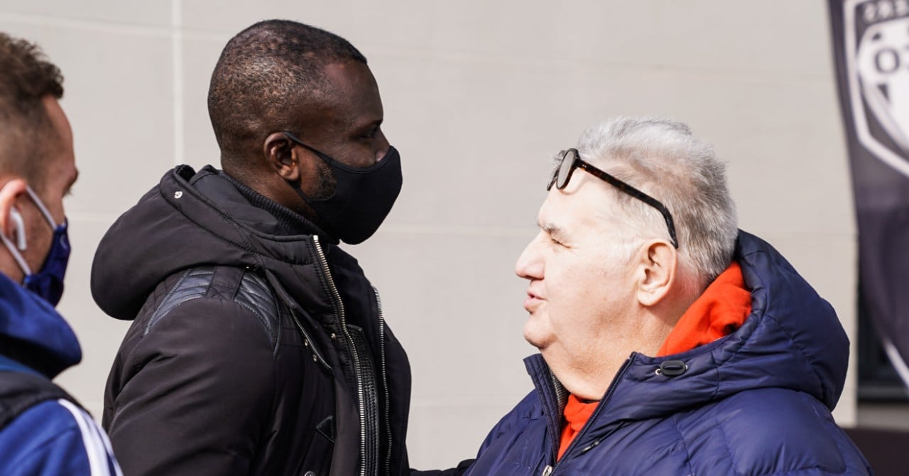 "Black and Arab kids", Pierre Ménès persists and signs