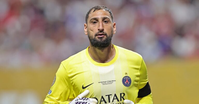 Donnarumma balances on Luis Enrique!