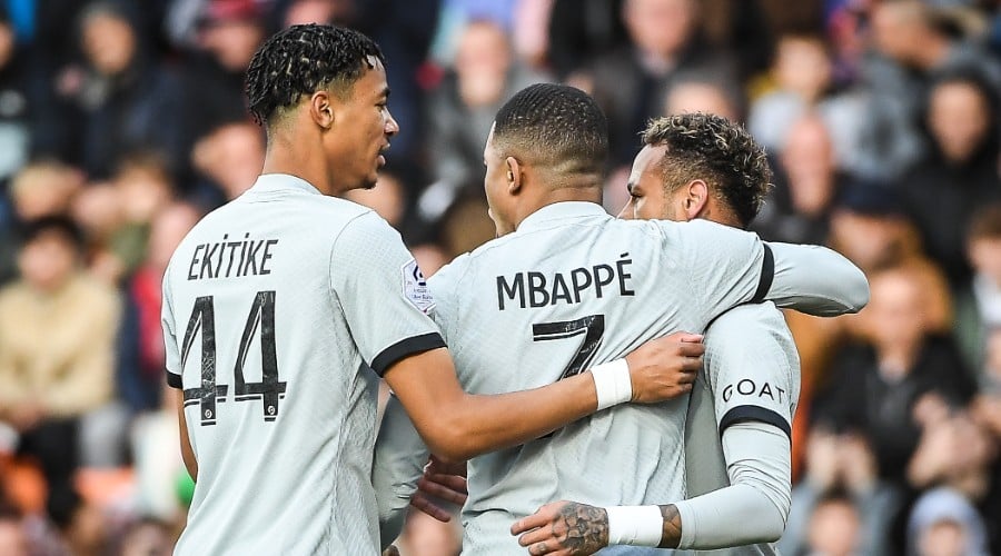 Hugo Ekitike imitates Kylian Mbappé!