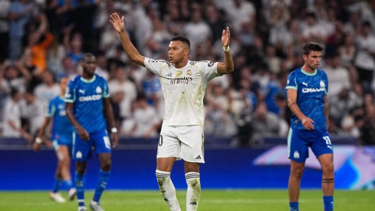 Kylian Mbappé pays Leonardo Balerdi