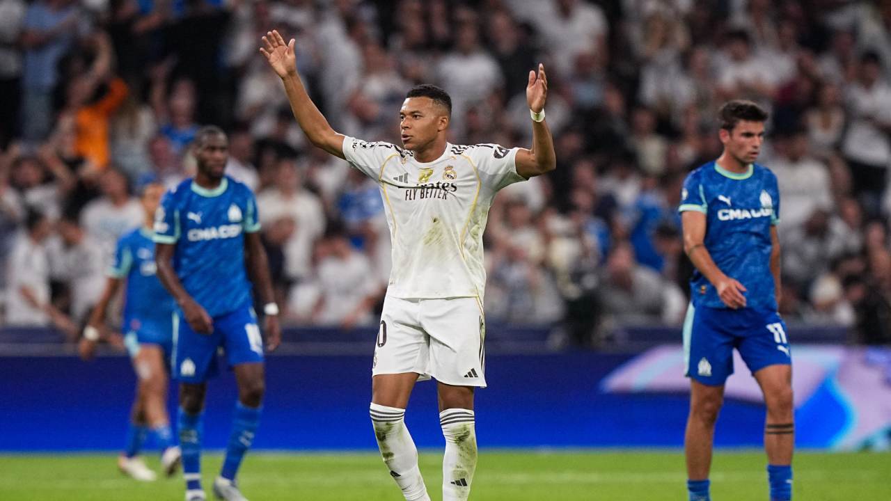 Kylian Mbappé pays Leonardo Balerdi