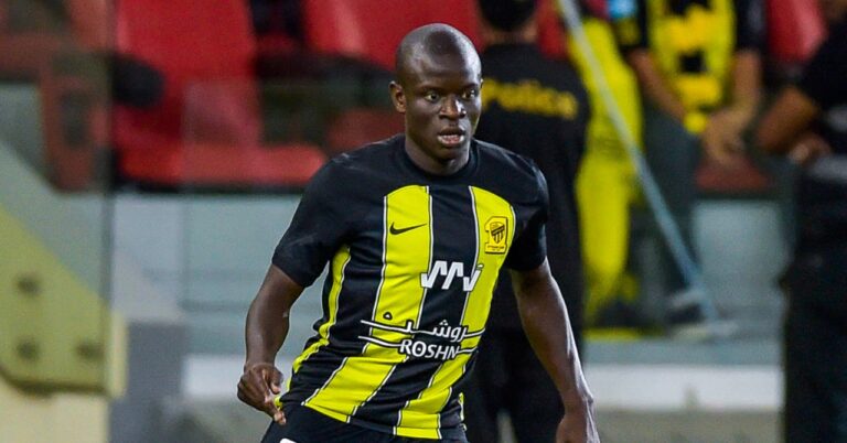 N'Golo Kanté very close to a smashing return