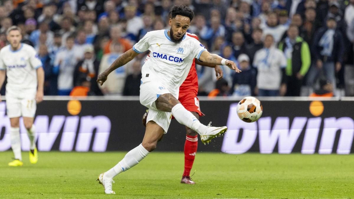 OM: Pierre-Emerick Aubameyang reacts to the coronation of Ousmane Dembélé