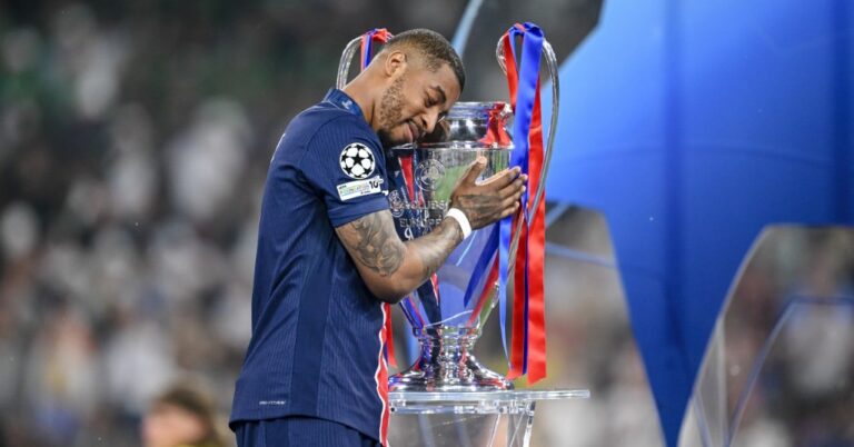 PSG: Kimpembe's moving farewell to supporters!