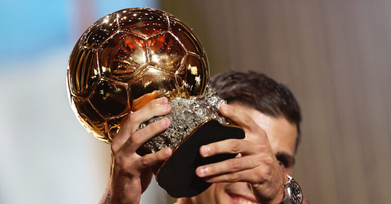 A golden ball in full turmoil