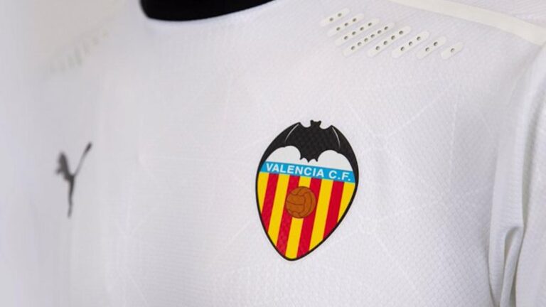 A Valencia legend and former Real Madrid player has died