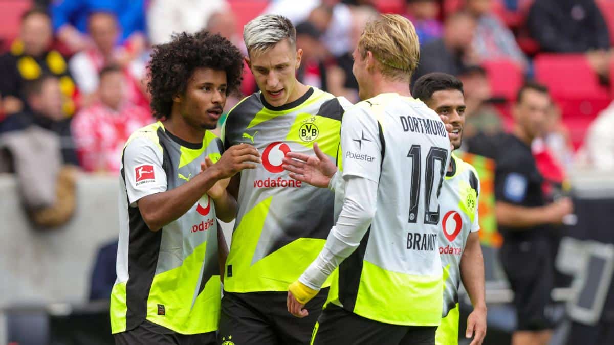 Bayern Munich put Borussia Dortmund under pressure ahead of Klassiker