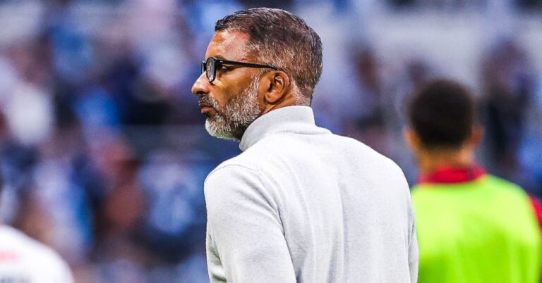Habib Beye, his players push him outside!