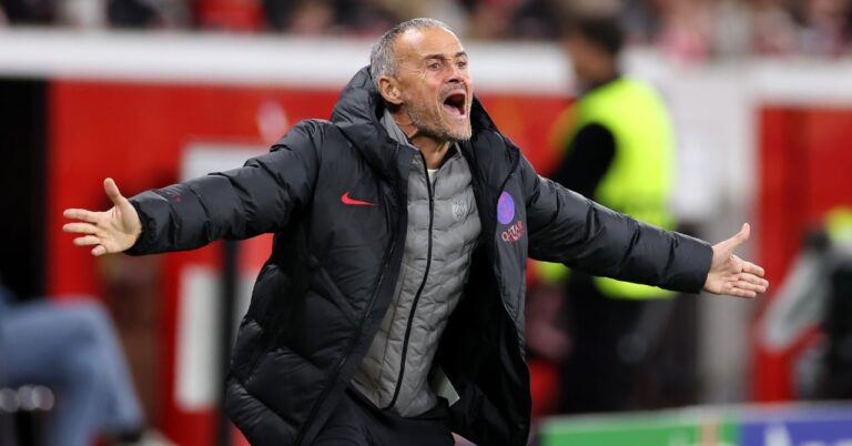 Leverkusen kneels in front of PSG