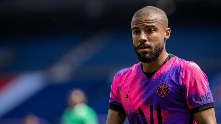 Rafinha balances on the PSG Messi-Neymar-Mbappé version