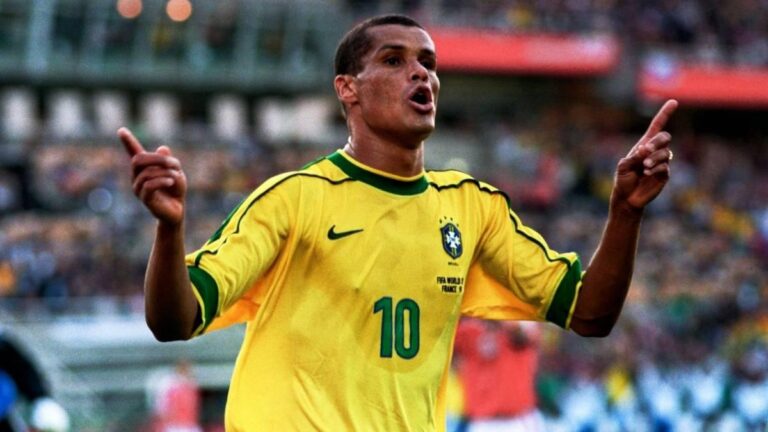Rivaldo rushes to the aid of Vinícius Jr