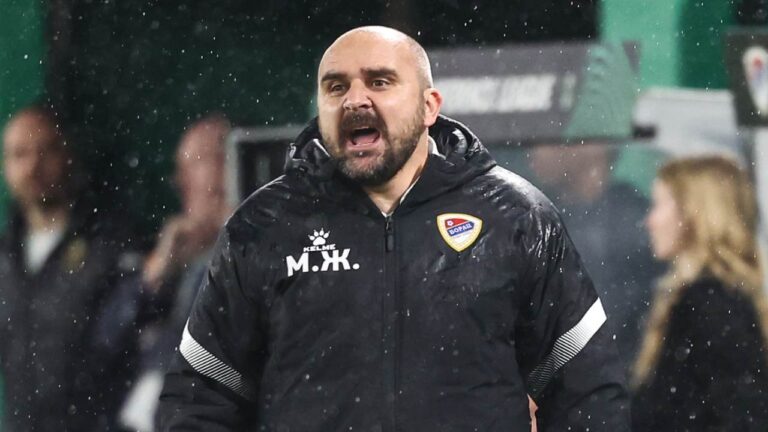 A D1 coach dies of a heart attack in the middle of a match