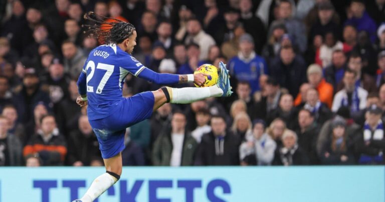 Chelsea chase Arsenal