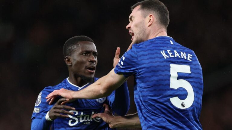 Everton: after the slap, Gueye and Keane reconcile in the ring