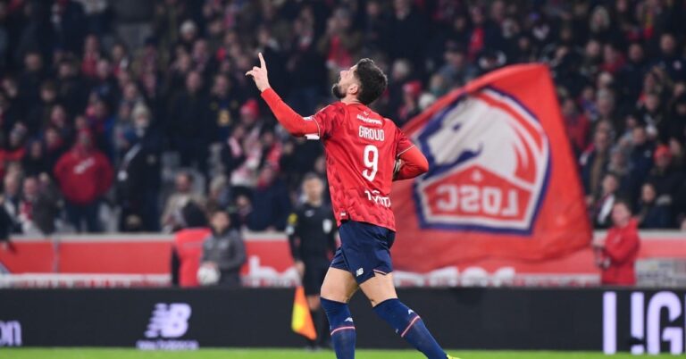 Giroud finds the net again (video)