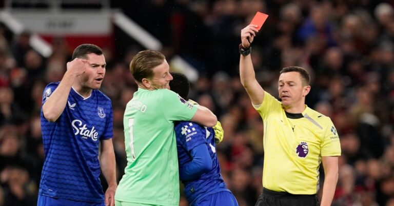 Gueye loses his temper and Manchester United misses the mark