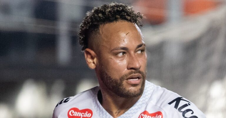 Neymar, a defender named Pierre Ménès