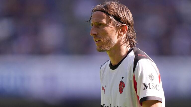 Luka Modric advises a Real Madrid recruit