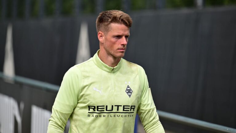 Jonas Omlin arrives at Bayer Leverkusen