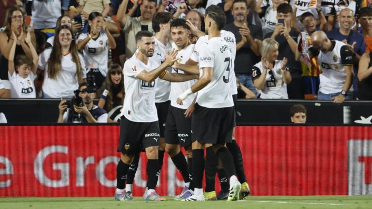 Liga: Valencia snatches a draw against Elche