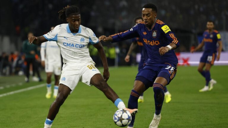 OM discusses with Sassuolo for Darryl Bakola