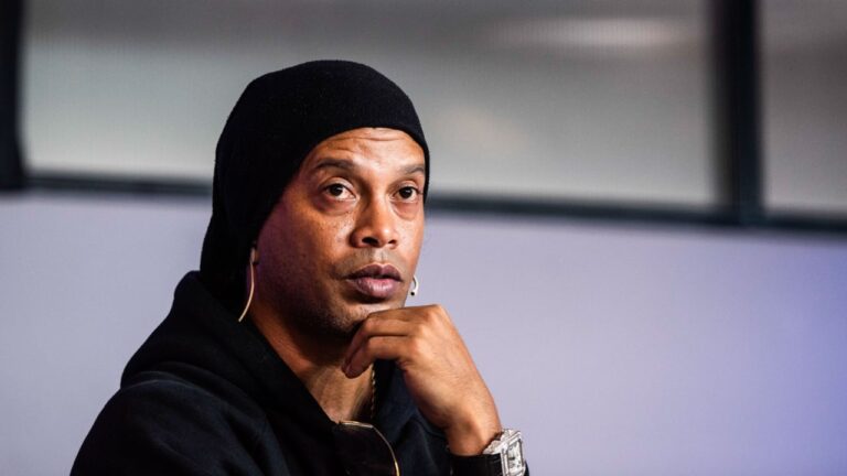 Ronaldinho, it's official