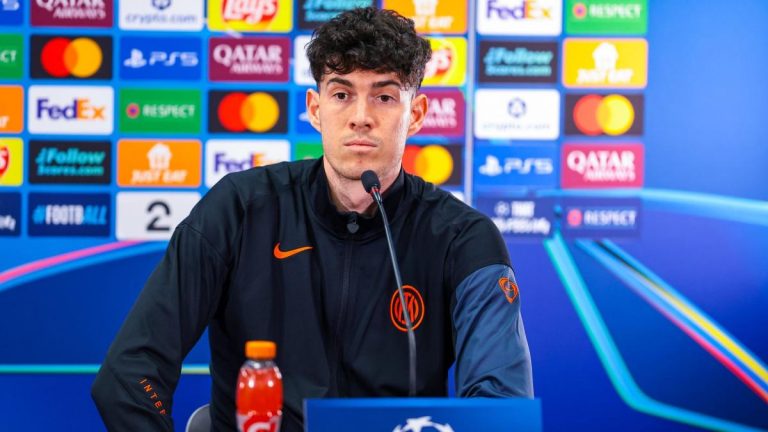 Marcel Desailly puts pressure on Bastoni