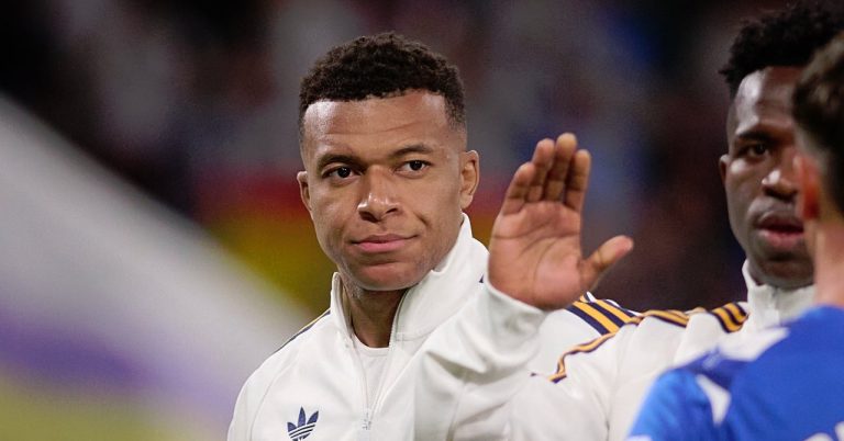 Kylian Mbappé unpins Johan Micoud